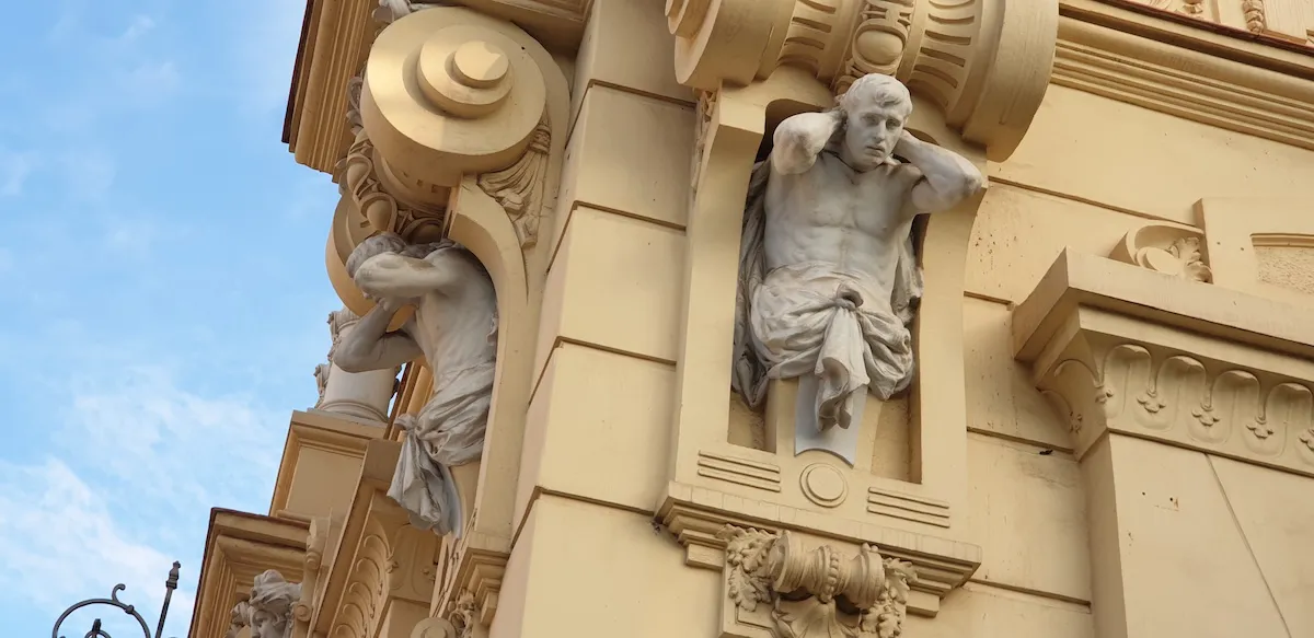 Atlantes en el Ayuntamiento de Málaga. Obra de Diego García Carreras.