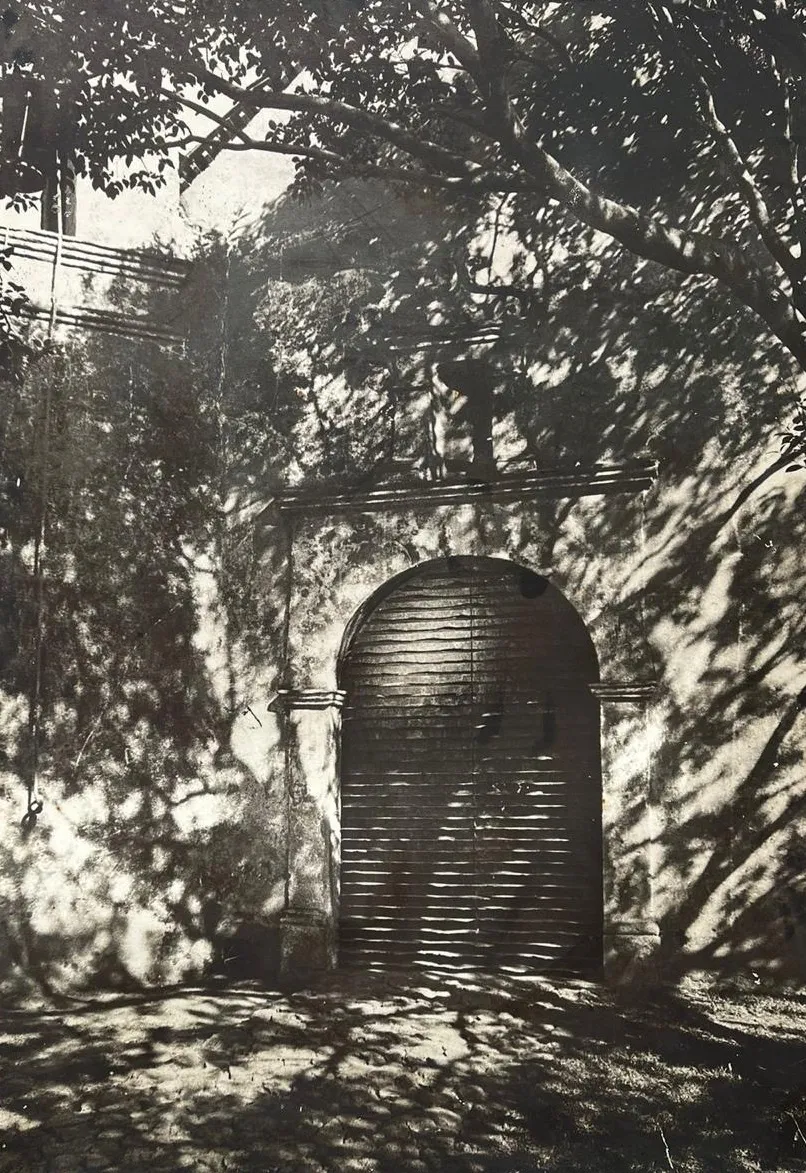 Foto Puerta-escultura Ángela Gurría