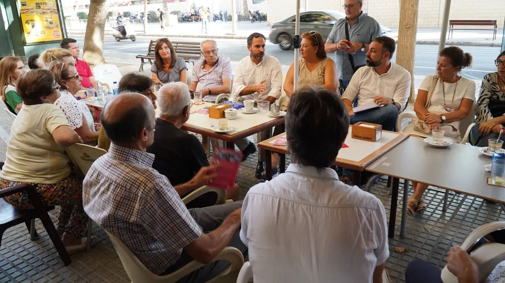 dani-perez-y-mariano-ruiz-con-vecinos-de-la-pelusa (1)