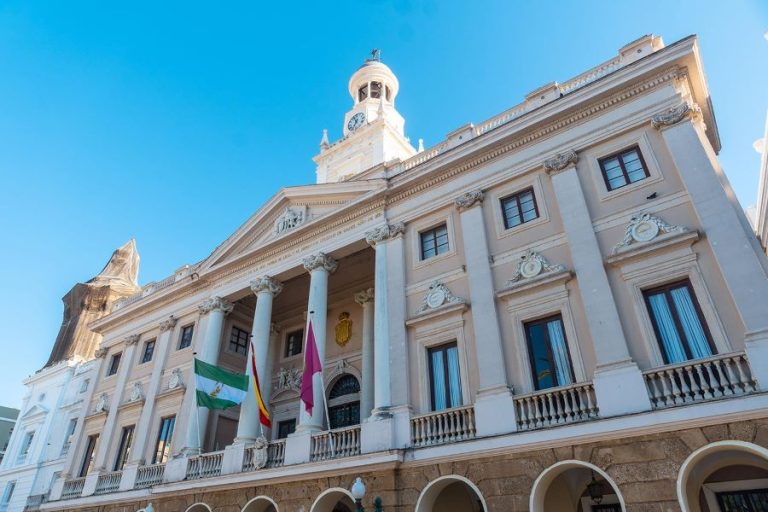 El Ayuntamiento de Cádiz pone en riesgo el empleo de 15 personas con discapacidad debido al impago de facturas Ayuntamiento de Cádiz
