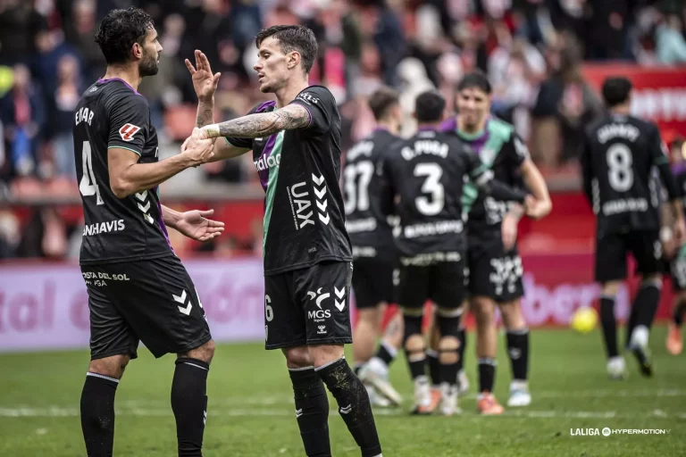 Un gran Málaga CF se impone en Gijón (1-3)