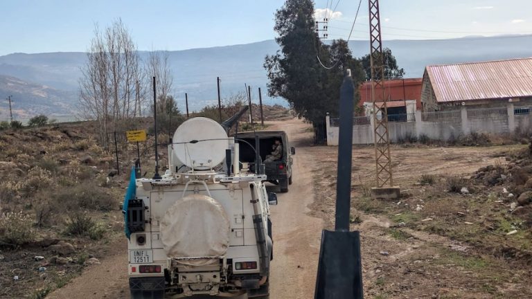 Carros de combate israelíes abren fuego contra una patrulla española en Líbano