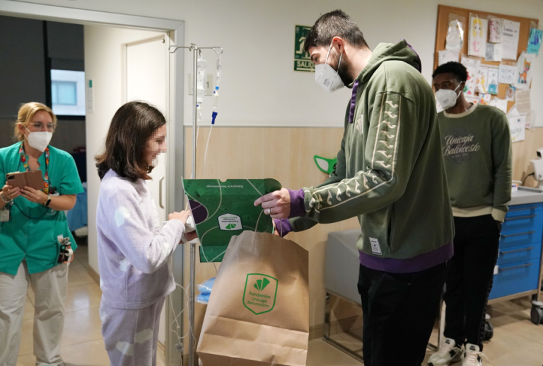 Los pacientes de Quirónsalud Málaga reciben la visita de los Reyes Magos acompañados de jugadores del Unicaja Baloncesto