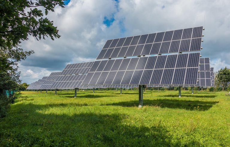 Eficiencia Energetica Campo de placas solares