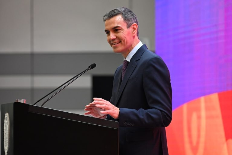 Sánchez busca en Barcelona rearmar a la izquierda mundial en el momento más bajo de Trump