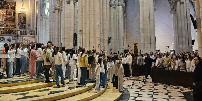 El himno del viaje del Papa llama en castellano y catalán a alzar la mirada por la paz y los migrantes