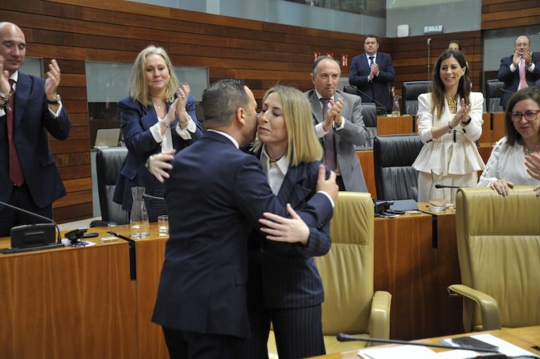 Investidura de Guardiola en Extremadura con el apoyo de Vox y la polémica sobre la prioridad nacional