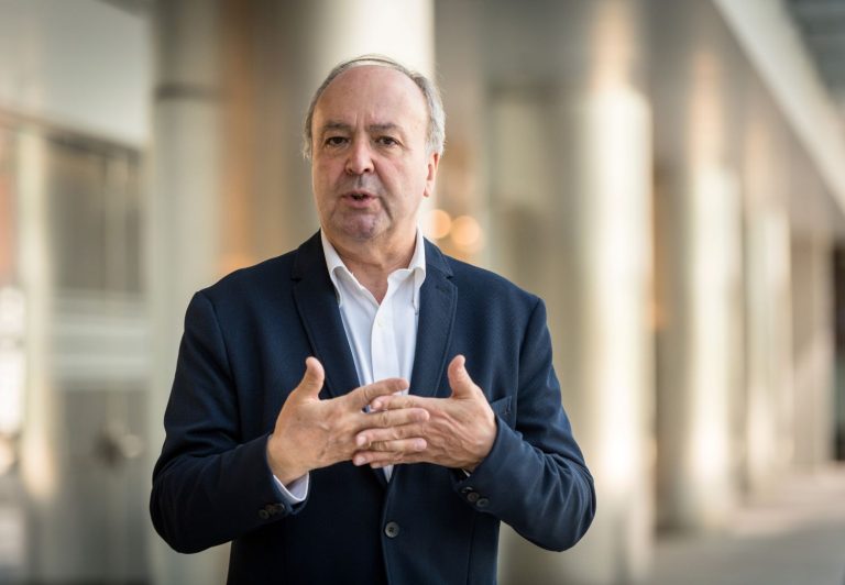 Péter Magyar, un nuevo líder de impacto desde el lenguaje verbal y gestual