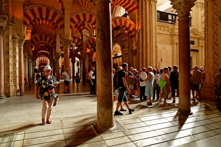 España recibe en el primer trimestre un 2,5% más de turistas y su gasto crece un 6,3%