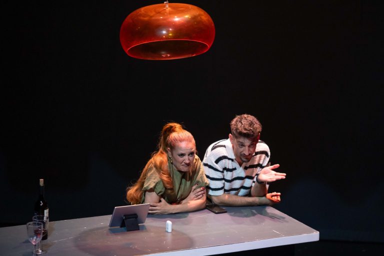 El Teatro Echegaray se presentó el estreno de «¿Qué posibilidades tienes de amar a alguien en algún momento?»: Un lúcido y amargo espejo de la era digital