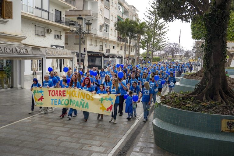 Más de medio millar de caminantes alzan la voz por el autismo en Torremolinos