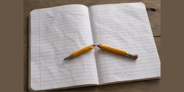 Trabajo infantil en 2026: urgente realidad y responsabilidad social Trabajo infantil en 2026 representado con un cuaderno abierto y un lápiz roto simbolizando la educación interrumpida