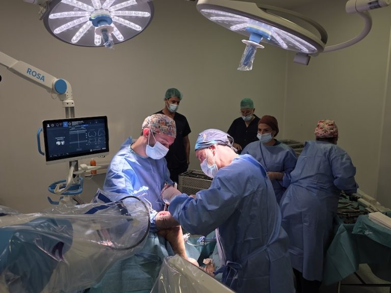 El robot ROSA permite realizar cirugías de prótesis articular con precisión milimétrica y mayor seguridad para el paciente