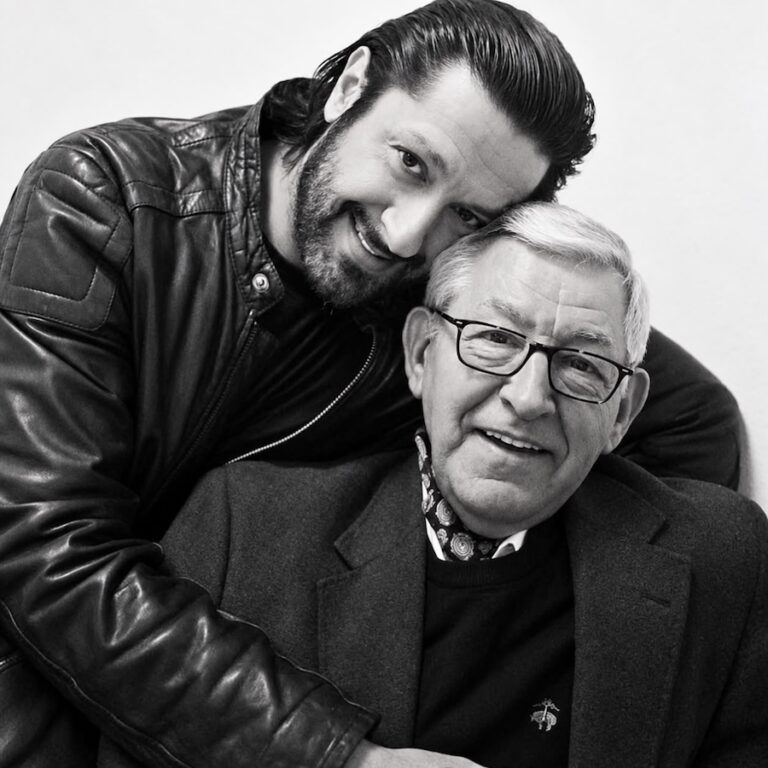 Rafael Amargo da el último adiós a su padre, Florentino García, en Valderrubio (Granada)